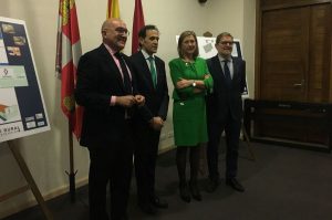 Representantes de las entidades posan ante la noticia