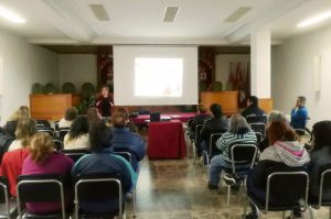 Participantes en la jornada Yo Soy en Sotillo de la Adrada atendiendo a la explicación