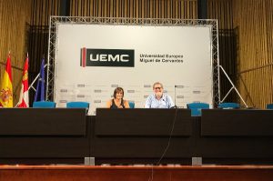 Julio Herrero y Anabel Pérez posan en las jornadas