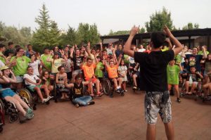 Grupo de niños en una actividad del Campamento ASPAYM