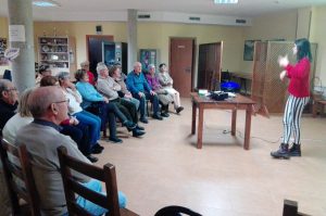 Representante de ASPAYM CyL ante el público del medio rural