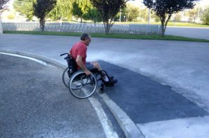 Usuario de ASPAYM CyL en Palencia prueba la rampa de acceso