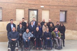 Miembros de ASPAYM Posan en la sede de FIsiomer