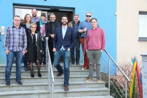 Miembros del proyecto posan en unas escaleras