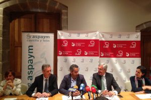 Ángel de propios presenta las actividades del aniversario de ASPAYM en Ávila con otras autoridades