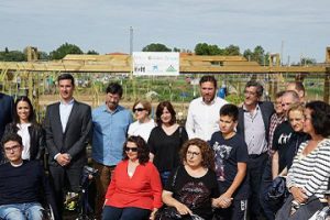 Los beneficiarios de los huertos adaptados posan con el alcalde de Valladolid y otros miembros del Ayuntamiento