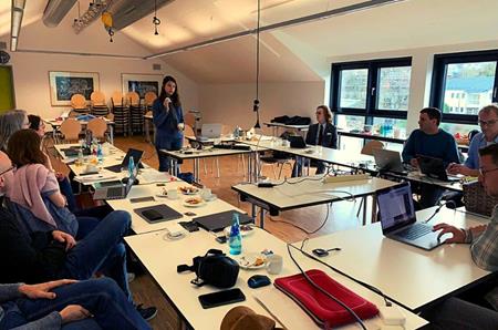 Los socios del proyecto 3D4VIP reunidos observan la presentación de los prototipos impresos en 3d de ASPAYM CYL