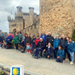 Los participantes del encuentro intergeneracional posan junto al castillo de Ponferrada