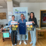 Entrega del cheque con la recaudación a la representante de ASPAYM Castilla y León