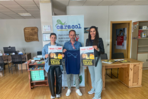 Entrega del cheque con la recaudación a la representante de ASPAYM Castilla y León