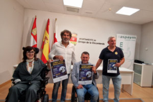 Miembros de ASPAYM CyL, de la Senda de Arroyo y el concejal de Deportes de Arroyo de la Encomienda posan con el cartel de la carrera