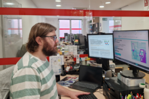 Javier Herrero trabajando en temas de accesibilidad digital