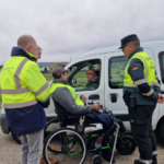 Subdelegado del Gobierno y responsables de la DGT y tráfico junto al voluntario de ASPAYM CyL charlando con un conductor