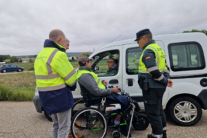 Subdelegado del Gobierno y responsables de la DGT y tráfico junto al voluntario de ASPAYM CyL charlando con un conductor