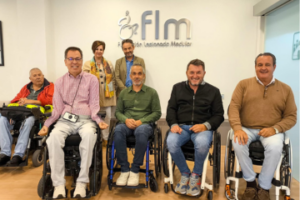 Posado tras la firma del convenio entre ASPAYM CyL y la FLM