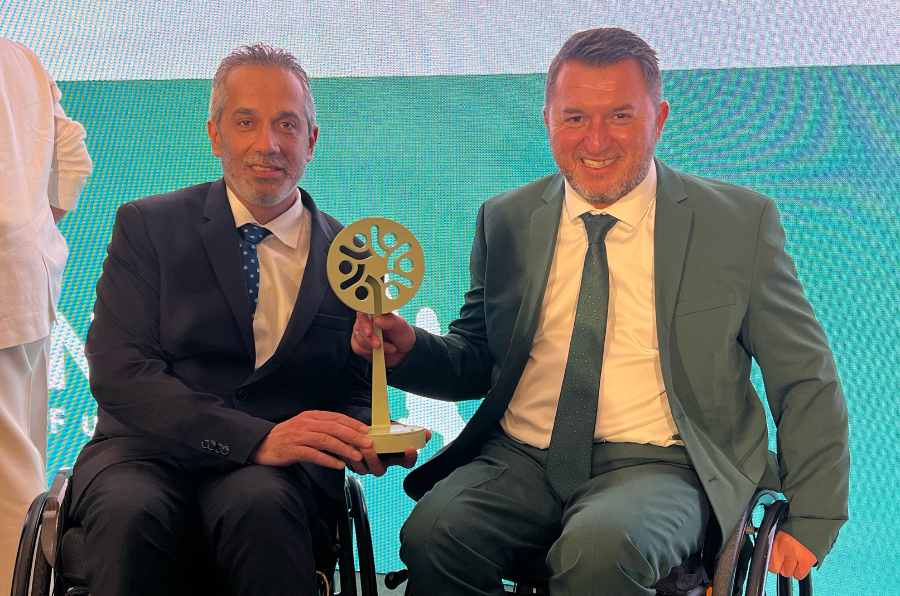 Ángel de Propios, presidente de ASPAYM CyL, y Francisco Sardón, director ejecutivo de ASPAYM CyL, recogen el premio