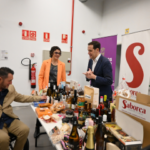 Conrado Íscar, Fran Sardón y Natalia Cernuda observan los alimentos de la tienda online Saborea CyL