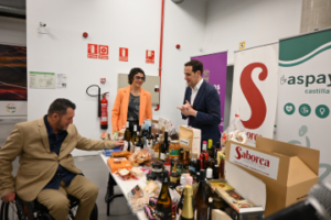 Conrado Íscar, Fran Sardón y Natalia Cernuda observan los alimentos de la tienda online Saborea CyL