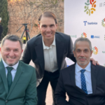 Ángel de Propios y Fran Sardón posan con Rafa Nadal