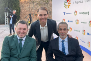 Ángel de Propios y Fran Sardón posan con Rafa Nadal