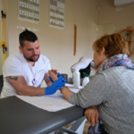 Fisioterapeuta tratando la mano a una paciente