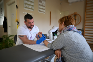 Fisioterapeuta tratando la mano a una paciente