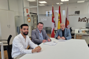 Acto de firma del convenio en la sede de la Asociación de Víctimas del Terrorismo de Castilla y León