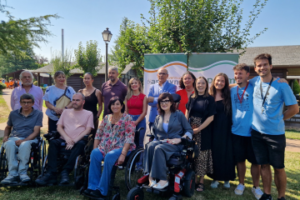 Autoridades y junta directiva de ASPAYM CyL posan durante la inauguración del campamento