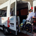 Conductor sube a una persona en silla de ruedas a la furgoneta de ASPAYM
