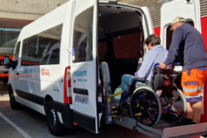 Conductor sube a una persona en silla de ruedas a la furgoneta de ASPAYM