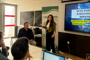 Imelda Rodríguez y Francisco Sardón durante la introducción de la formación