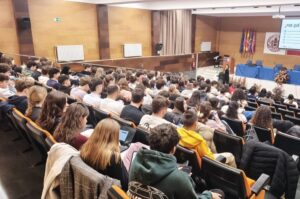 El alumnado presente muy atento a la charla DES-CONEXCIÓN: adolescentes y redes sociales