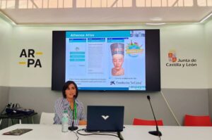 Lidia Martín, responsable de Accesibilidad de ASPAYM Castilla y León, presentando el proyecto Athenea Atlas en AR-PA