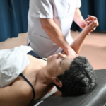 Paciente recibiendo tratamiento de fisioterapia