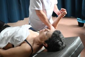 Paciente recibiendo tratamiento de fisioterapia