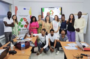 Representantes de las entidades miembro del proeycto europeo Re-Crafts posan para la cámara